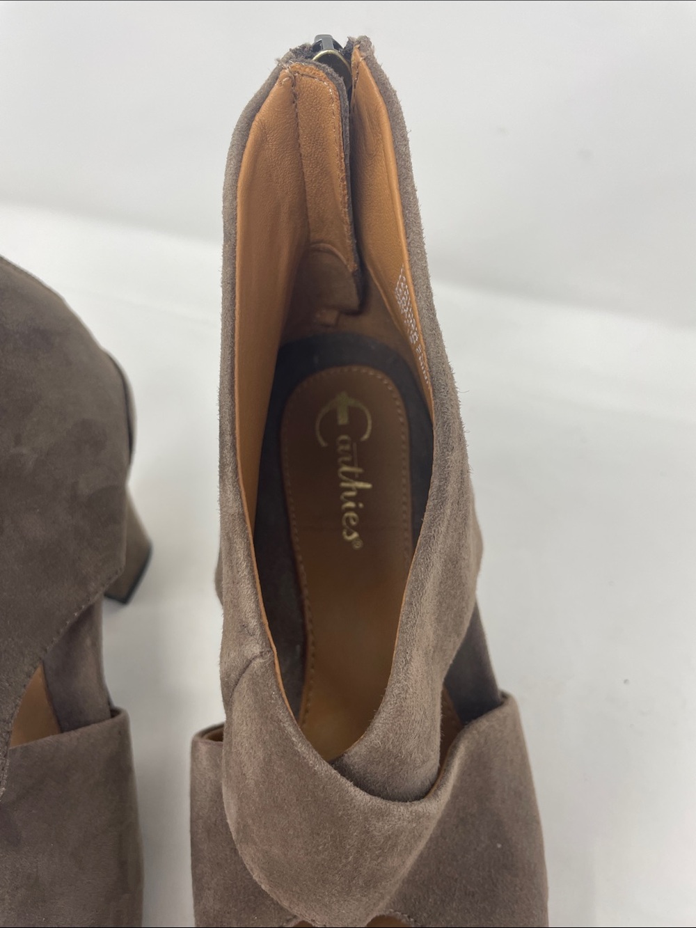 Earthies Taupe Suede Crisscross Peep-Toe Ankle Shoes Size 8 Excellent Condition - Picture 2 of 15